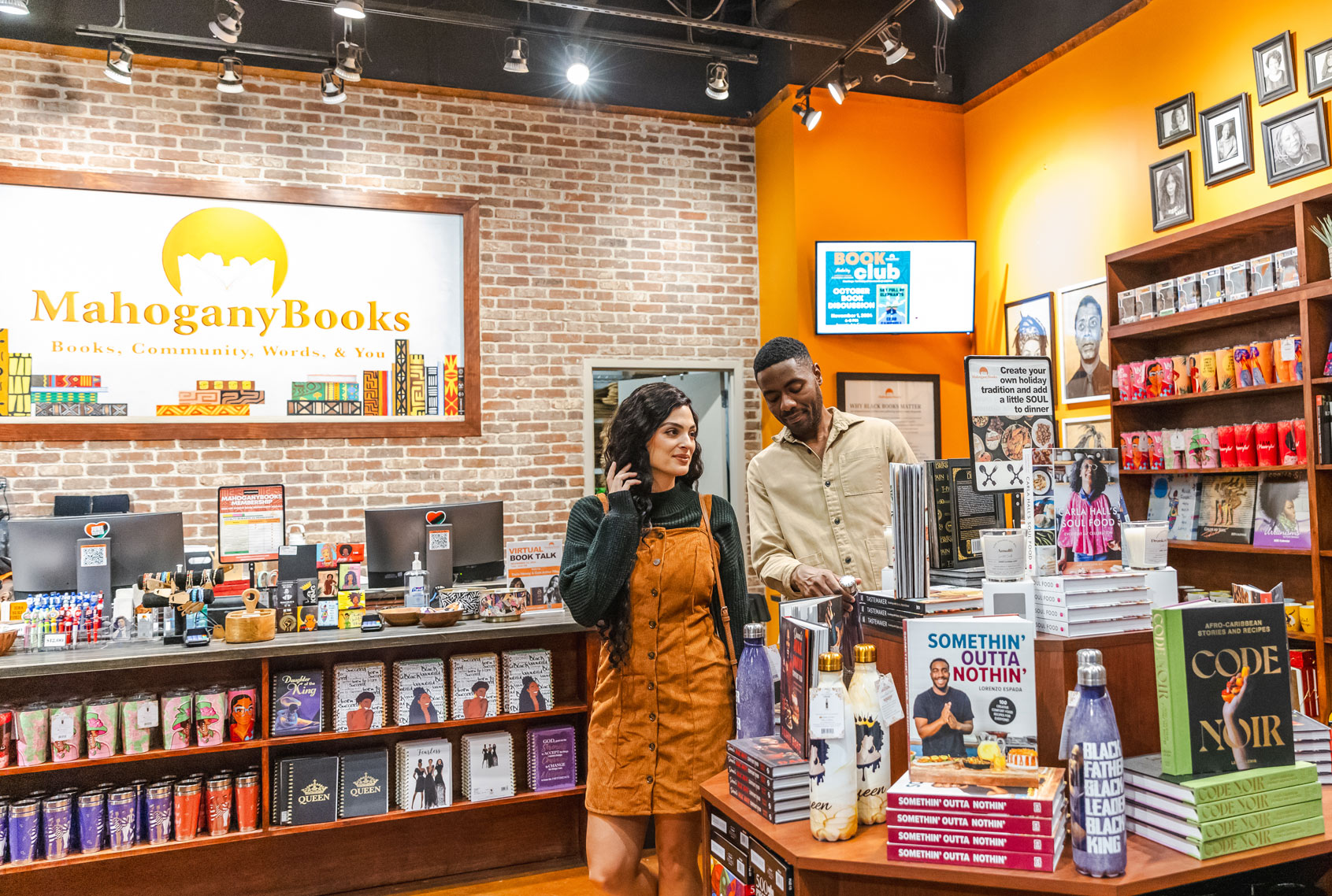 Shopping at National Harbor: Mahogany Books